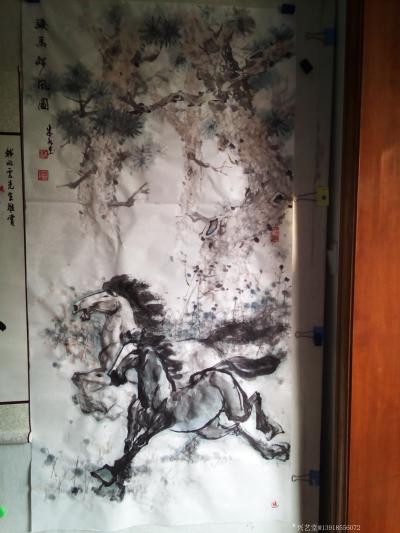 13918556072生活-擅长以马为主题绘画，八骏图，骆驼，牦牛等边疆少数民族风情题材。
另外，草书，颜【图1】