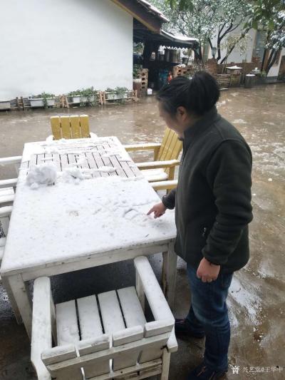 王华中生活-雪中放纵-下场雪实在不易，雪中癫一次，酒杯里添加点雪美味十足……
  万物有爱【图1】