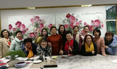 杨金婷生活-嵩县女子画院的众美女们巧手绘牡丹，一起作画绘出一幅千姿百态牡丹争艳图，为美女们点【图1】