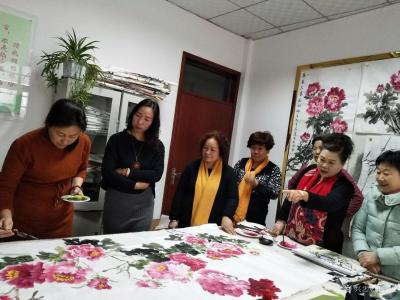 杨金婷生活-嵩县女子画院的众美女们巧手绘牡丹，一起作画绘出一幅千姿百态牡丹争艳图，为美女们点【图5】