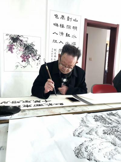 周居安生活-兰州军创画院新年笔会活动又开始啦，图为画院各位老师去全神贯注在写写画画中。。。。【图2】