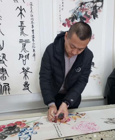 周居安生活-兰州军创画院新年笔会活动又开始啦，图为画院各位老师去全神贯注在写写画画中。。。。【图4】