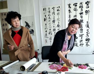 周居安生活-兰州军创画院新年笔会活动又开始啦，图为画院各位老师去全神贯注在写写画画中。。。。【图5】