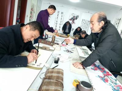 周居安生活-兰州军创画院新年笔会活动又开始啦，图为画院各位老师去全神贯注在写写画画中。。。。【图6】