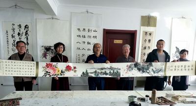 周居安生活-兰州军创画院新年笔会活动又开始啦，图为画院各位老师去全神贯注在写写画画中。。。。【图8】