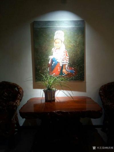 杨洪顺收藏-凯里本土籍艺术家潘拓兄弟的艺术根雕与顺子兄弟的油画艺术相结合，简直是帅呆了。
【图2】