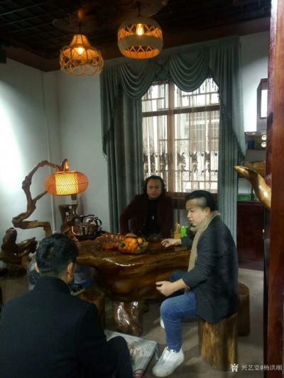 杨洪顺收藏-凯里本土籍艺术家潘拓兄弟的艺术根雕与顺子兄弟的油画艺术相结合，简直是帅呆了。
【图5】