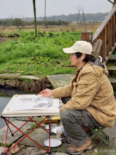 马培童生活-江西宜黄古村釆风写生，3月7日上午香港美术家协会画家游览金溪县竹桥古村并写生。
【图3】