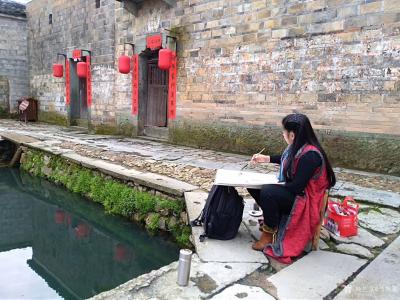 马培童生活-江西宜黄古村釆风写生，3月7日上午香港美术家协会画家游览金溪县竹桥古村并写生。
【图5】