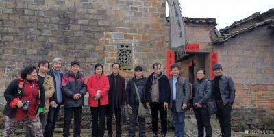 马培童生活-江西宜黄古村釆风写生，3月7日上午香港美术家协会画家游览金溪县竹桥古村并写生。
【图6】