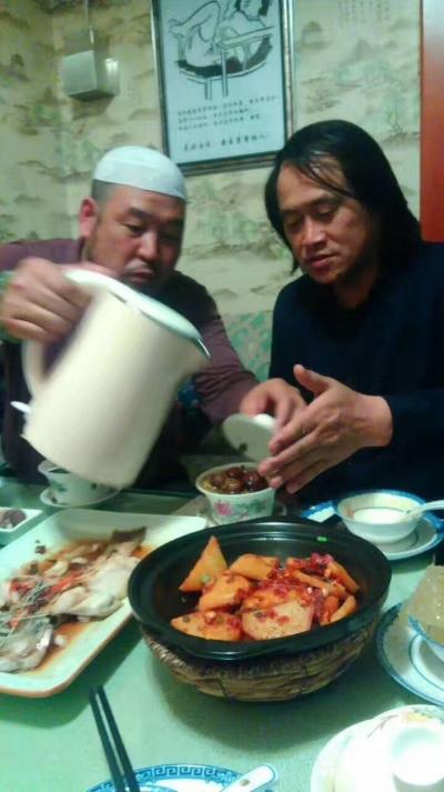 孙传海生活-2017年的初春，在青海省西宁海拔4000米昆仑雪山采风期间，收藏家穆斯林兄弟艾【图4】