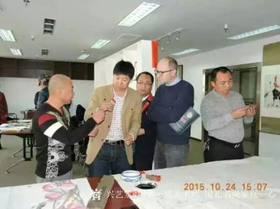 宫一心荣誉-中国当代书画艺术名家    宫一心   

宫一心，原名宫泮波，中国禅墨华堂【图1】