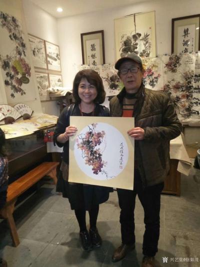 徐如茂收藏-马来西亚一行美女见了葡萄想解渴。阳春三月，游客渐增，昨日马来西亚一行美女观看我画【图1】