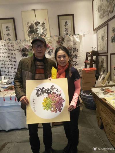 徐如茂收藏-马来西亚一行美女见了葡萄想解渴。阳春三月，游客渐增，昨日马来西亚一行美女观看我画【图2】