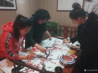 李同辉收藏-巾国风彩，陇上墨人花鸟家庭培训班，一家人一起创作红梅报春图《梅开五福》《墙角数枝【图2】