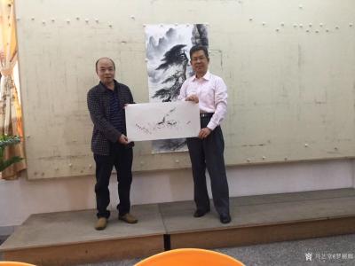 罗树辉收藏-国画苍松《道骨仙风》四尺竖幅作品与友结缘。
  5月7日上午，广东省建筑工程集【图2】