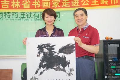 刘建国生活-豪情写丹青，雅梦圆端午；吉林省书画家走进公主岭市新药特药连锁有限公司活动掠影。【图2】