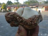 艺术家杨增超收藏:奇石:黄壳白灵玉原石，一级灵，如图。收藏品分享，欢迎交流。【图0】