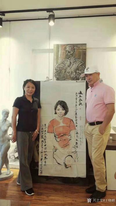 王晓鹏收藏-《国家级跳水教练——秦静》水墨人物肖像画。
  这幅水墨人物肖像画于去年完成，【图1】