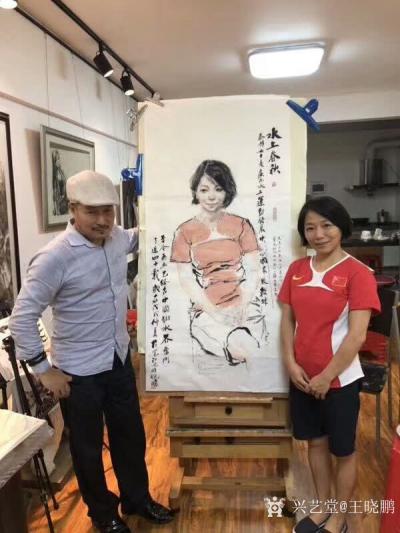 王晓鹏收藏-《国家级跳水教练——秦静》水墨人物肖像画。
  这幅水墨人物肖像画于去年完成，【图2】