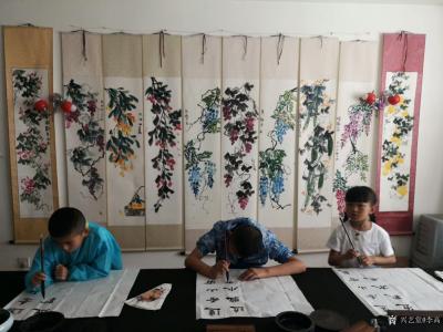 李高收藏-工作室少儿课堂今天体验团扇国画创作，小朋友们最近写的画的进步都挺大！值得欣慰。特【图6】