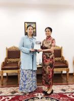 艺术家李尊荣收藏:7月15日拜访吉尔吉斯共和国大使馆：
  非常感谢吉尔吉斯【图0】