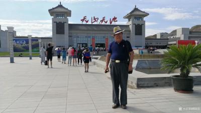 穆振庚生活-2019年7月12日携友游天山天池，合影留念。并作四尺国画山水《天山赐福》。【图1】