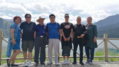 穆振庚生活-2019年7月12日携友游天山天池，合影留念。并作四尺国画山水《天山赐福》。【图2】