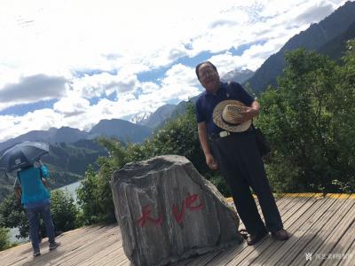 穆振庚生活-2019年7月12日携友游天山天池，合影留念。并作四尺国画山水《天山赐福》。【图3】