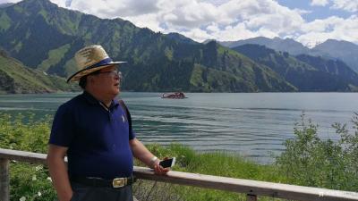 穆振庚生活-2019年7月12日携友游天山天池，合影留念。并作四尺国画山水《天山赐福》。【图4】