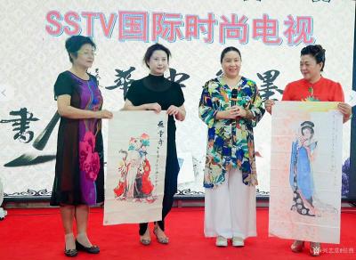 任燕荣誉-画家任南熹接受国际时尚电视台采访录制,2019年7月24日。【图1】