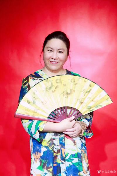 任燕荣誉-画家任南熹接受国际时尚电视台采访录制,2019年7月24日。【图4】