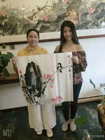 任燕生活-画家任南熹为非凡农庄美女董事长李明霞女士现场挥毫作国画《韵》；
  为原满洲里【图1】