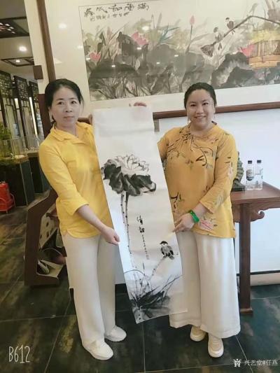 任燕生活-画家任南熹为非凡农庄美女董事长李明霞女士现场挥毫作国画《韵》；
  为原满洲里【图2】