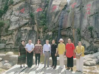 任燕生活-画家任南熹为非凡农庄美女董事长李明霞女士现场挥毫作国画《韵》；
  为原满洲里【图3】