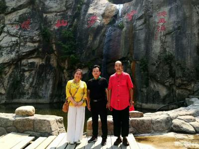 任燕生活-画家任南熹为非凡农庄美女董事长李明霞女士现场挥毫作国画《韵》；
  为原满洲里【图4】