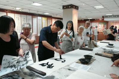 刘永新荣誉-7月13日，我參加了李清波老師主持的“筆歌迎國慶、墨舞頌中華”迎國慶六人書畫展開【图6】