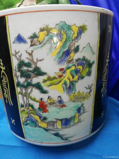 荆古轩收藏-收藏1，黑地开光多面人物山水粉彩大号笔筒。2，清中期青花龙纹盘。【图1】
