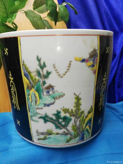 荆古轩收藏-收藏1，黑地开光多面人物山水粉彩大号笔筒。2，清中期青花龙纹盘。【图2】