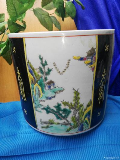 荆古轩收藏-收藏1，黑地开光多面人物山水粉彩大号笔筒。2，清中期青花龙纹盘。【图3】