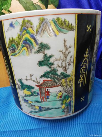 荆古轩收藏-收藏1，黑地开光多面人物山水粉彩大号笔筒。2，清中期青花龙纹盘。【图4】