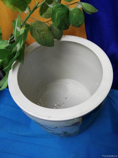 荆古轩收藏-收藏1，黑地开光多面人物山水粉彩大号笔筒。2，清中期青花龙纹盘。【图5】