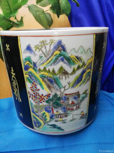 荆古轩收藏-收藏1，黑地开光多面人物山水粉彩大号笔筒。2，清中期青花龙纹盘。【图6】