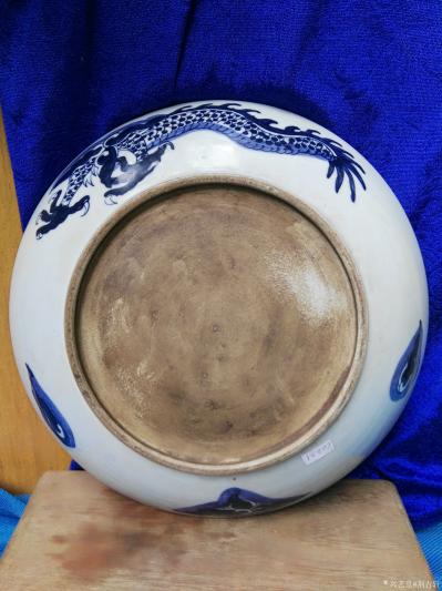 荆古轩收藏-收藏1，黑地开光多面人物山水粉彩大号笔筒。2，清中期青花龙纹盘。【图7】