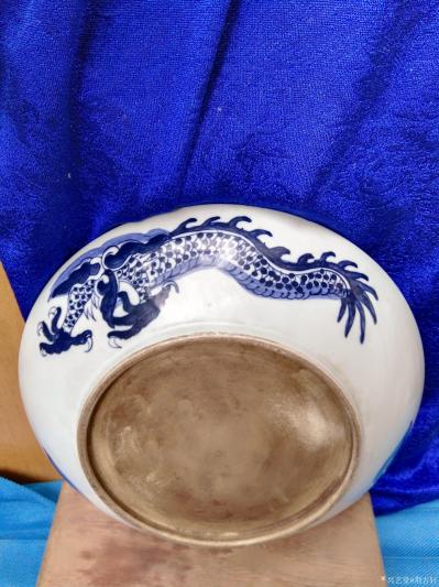 荆古轩收藏-收藏1，黑地开光多面人物山水粉彩大号笔筒。2，清中期青花龙纹盘。【图8】