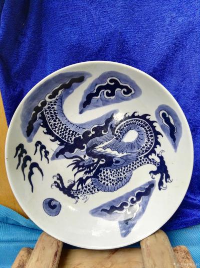 荆古轩收藏-收藏1，黑地开光多面人物山水粉彩大号笔筒。2，清中期青花龙纹盘。【图9】