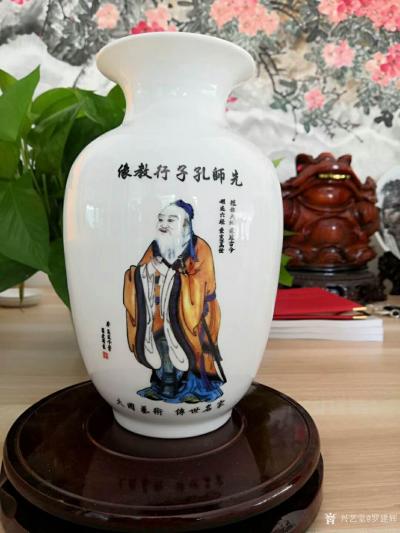 罗建辉荣誉-收到景德镇陶瓷收藏证书，另图为景德镇烧制好的花瓶。
“中国瓷.名家作”赏瓶图样【图2】