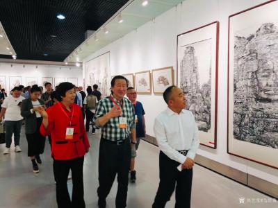 马培童收藏-香港画院院长马培童、陪同中国美术家协会副主席掦晓阳、参加9月29日上午10点青州【图1】