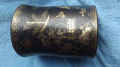 荆古轩收藏-昔日旧藏木器黑地描金人物故事笔筒。此笔筒古朴端庄大气，黑地用描金线绘手法在通体四【图2】