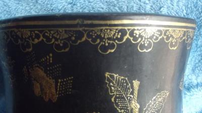 荆古轩收藏-昔日旧藏木器黑地描金人物故事笔筒。此笔筒古朴端庄大气，黑地用描金线绘手法在通体四【图5】